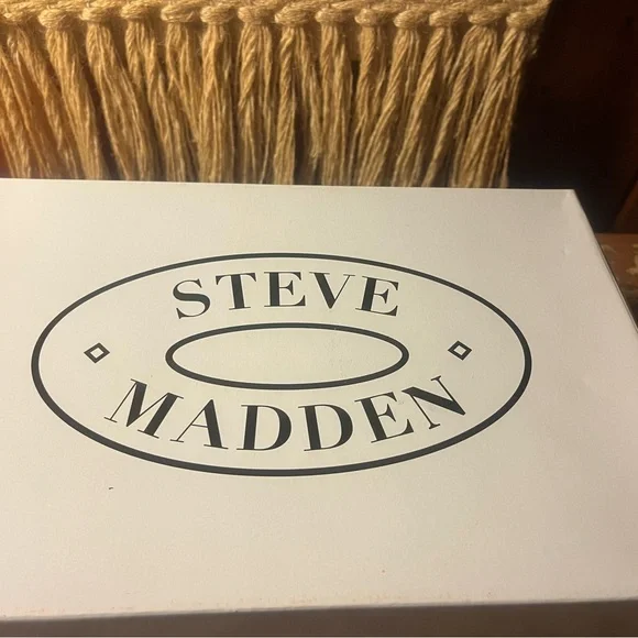 Steve Madden
Daisie Chestnut Sue
Size 9
Like new - Picture 9 of 9